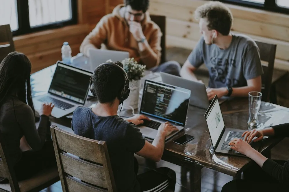 Equipo de trabajo compartiendo ideas alrededor de una mesa