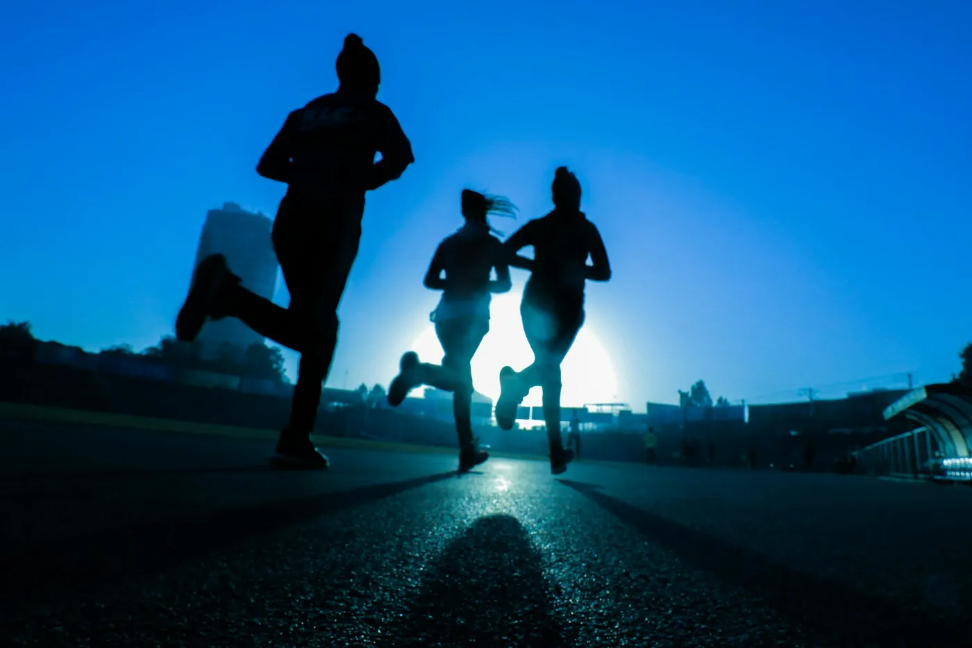 Personas corriendo juntas al aire libre